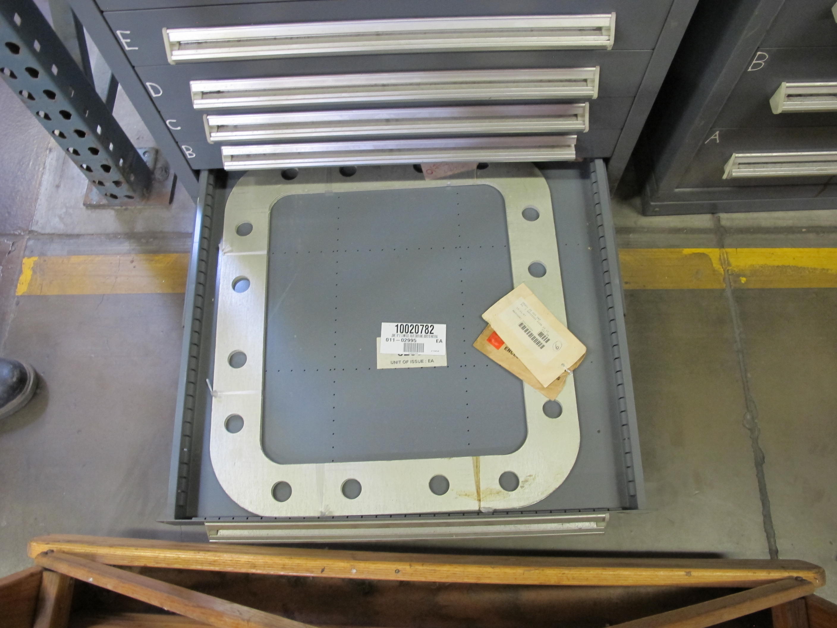 STANLEY VIDMAR HEAVY DUTY 11-DRAWER PARTS CABINET W/ CONTENTS (W-50) LOADING & HANDLING FEE $25-